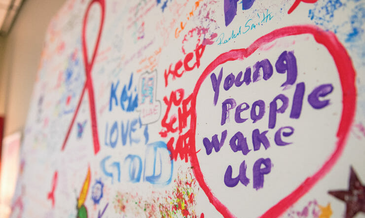 um sinal na frente de um bolo de aniversário