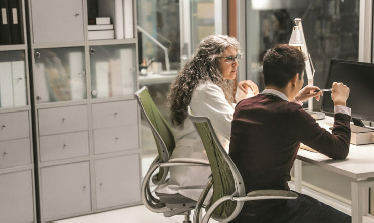 pöydän edessä seisova henkilö