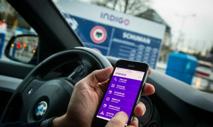 un gros plan d’une personne tenant un téléphone cellulaire