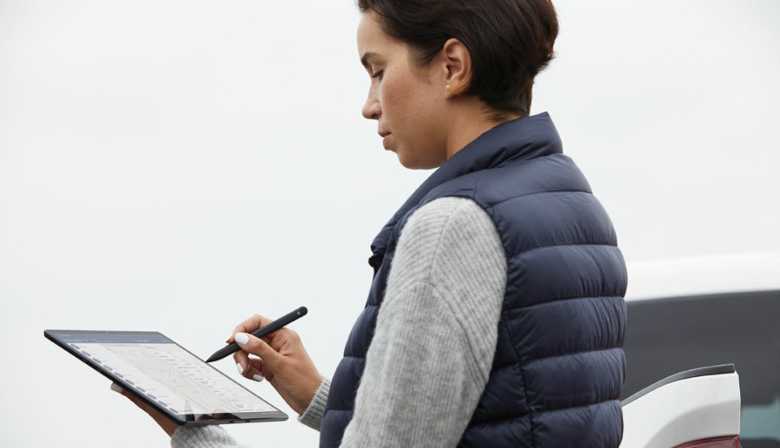 een persoon is met behulp van de mobiele telefoon