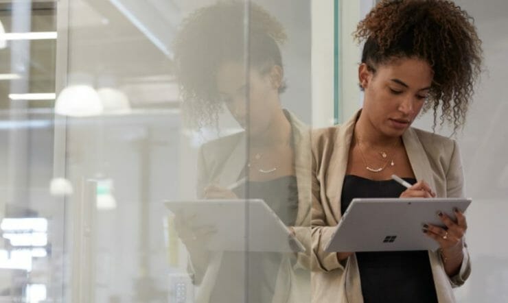 een persoon die zich voor laptop bevindt