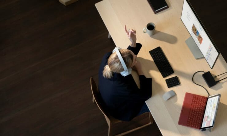 een bureau met een laptopcomputer die bovenop een lijst zit