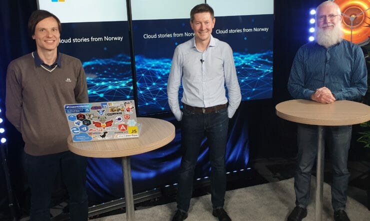 en gruppe mennesker som står i et rom