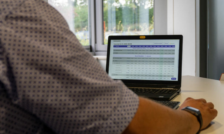 een mens die voor een computer zit