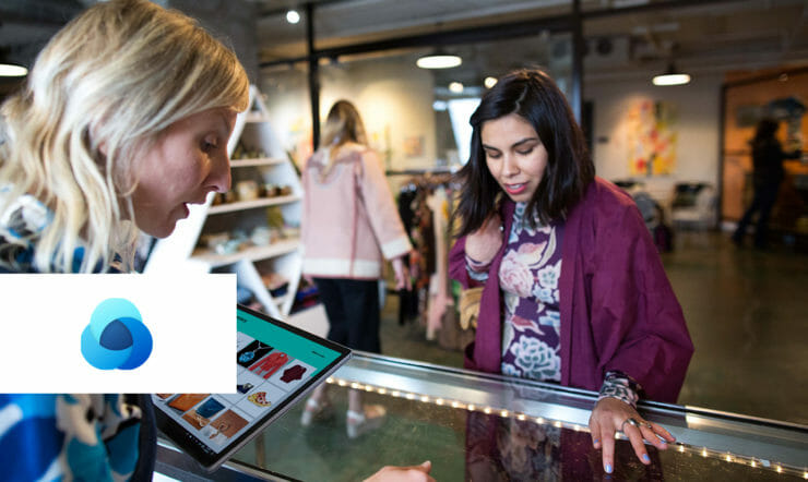 una donna seduta a un tavolo