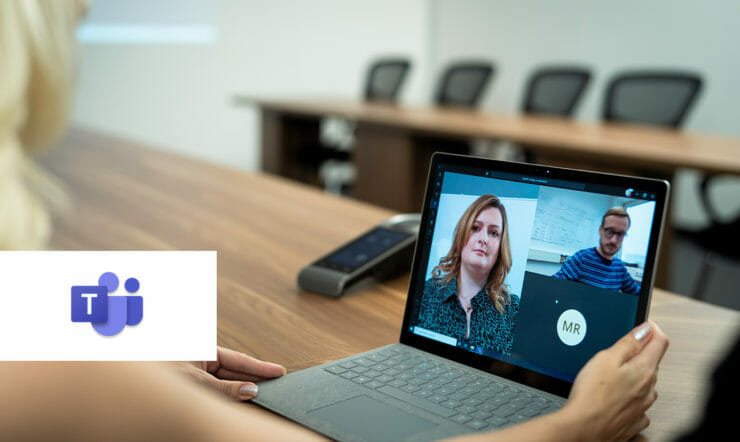 una persona seduta di fronte a un laptop