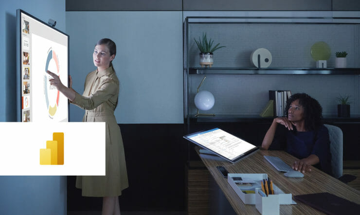 una persona seduta a un tavolo