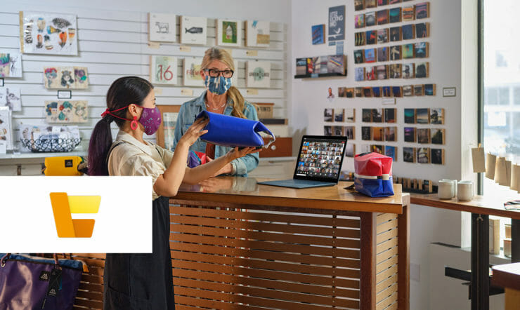 una persona in piedi di fronte a un computer