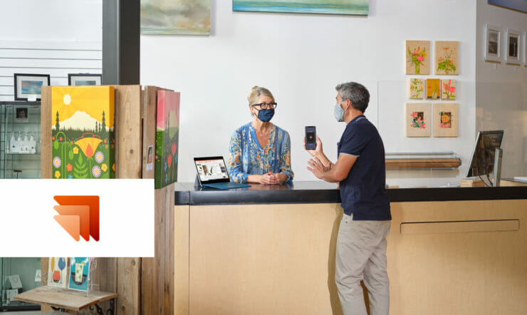 una persona che è in piedi in cucina