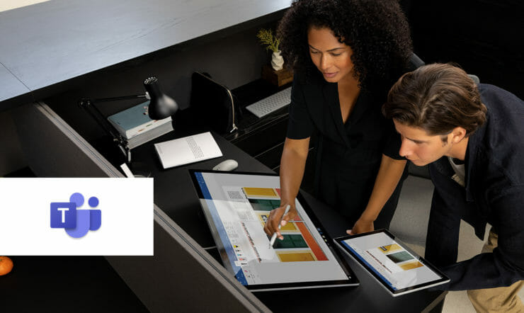 una persona in piedi di fronte a un laptop