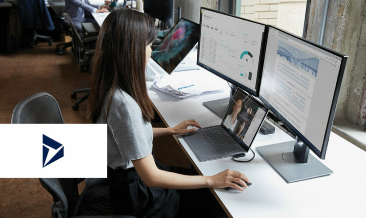 una donna seduta a una scrivania di fronte a un computer portatile