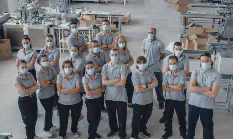 un grupo de personas posando para la cámara
