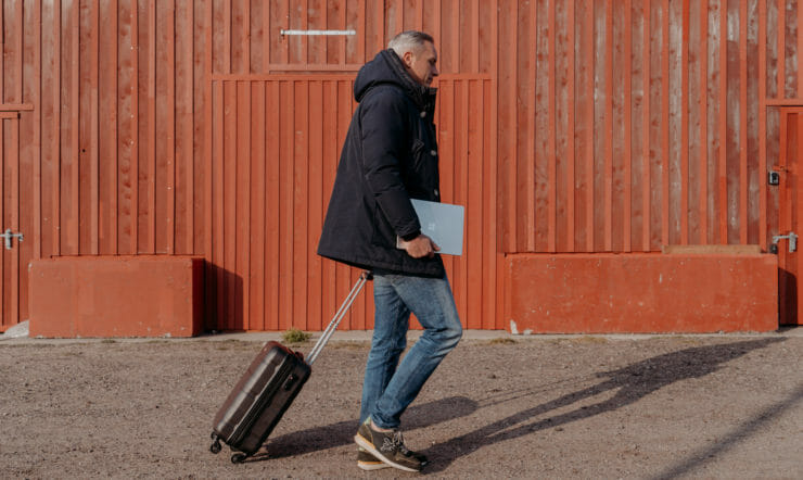 een mens die zich voor een baksteengebouw bevindt