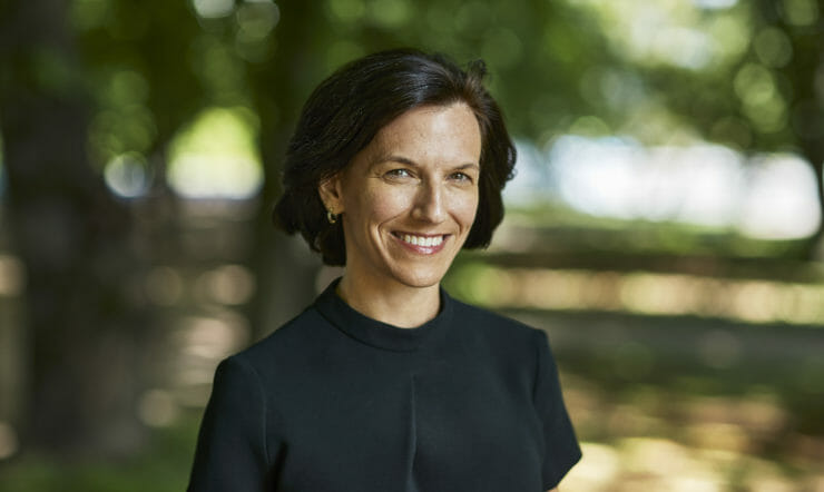 en person som smiler for kameraet