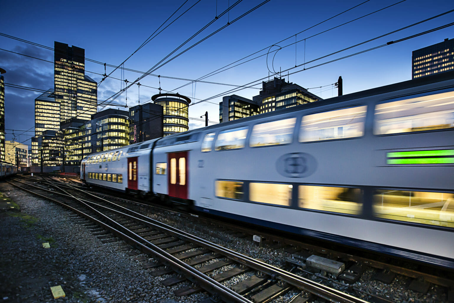 un train sur une voie en acier