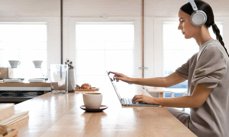 en person som tilbereder mat på et kjøkken