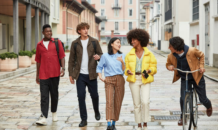 en gruppe mennesker som går nedover en gate