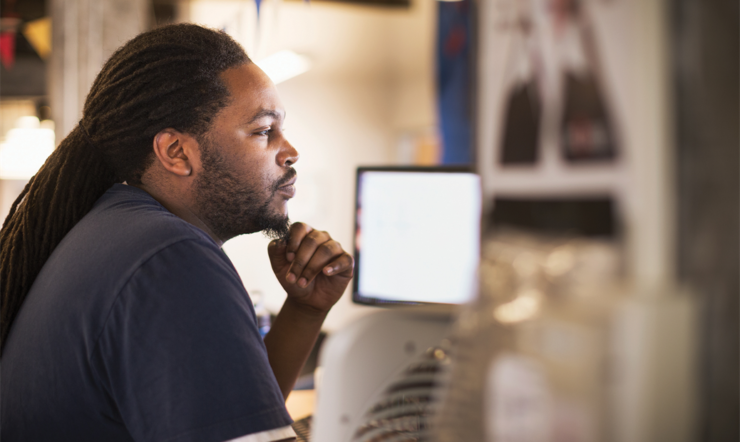 een mens die zich voor een computer bevindt
