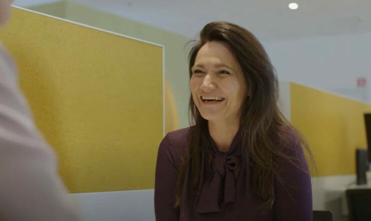 een vrouw die zich in een ruimte bevindt