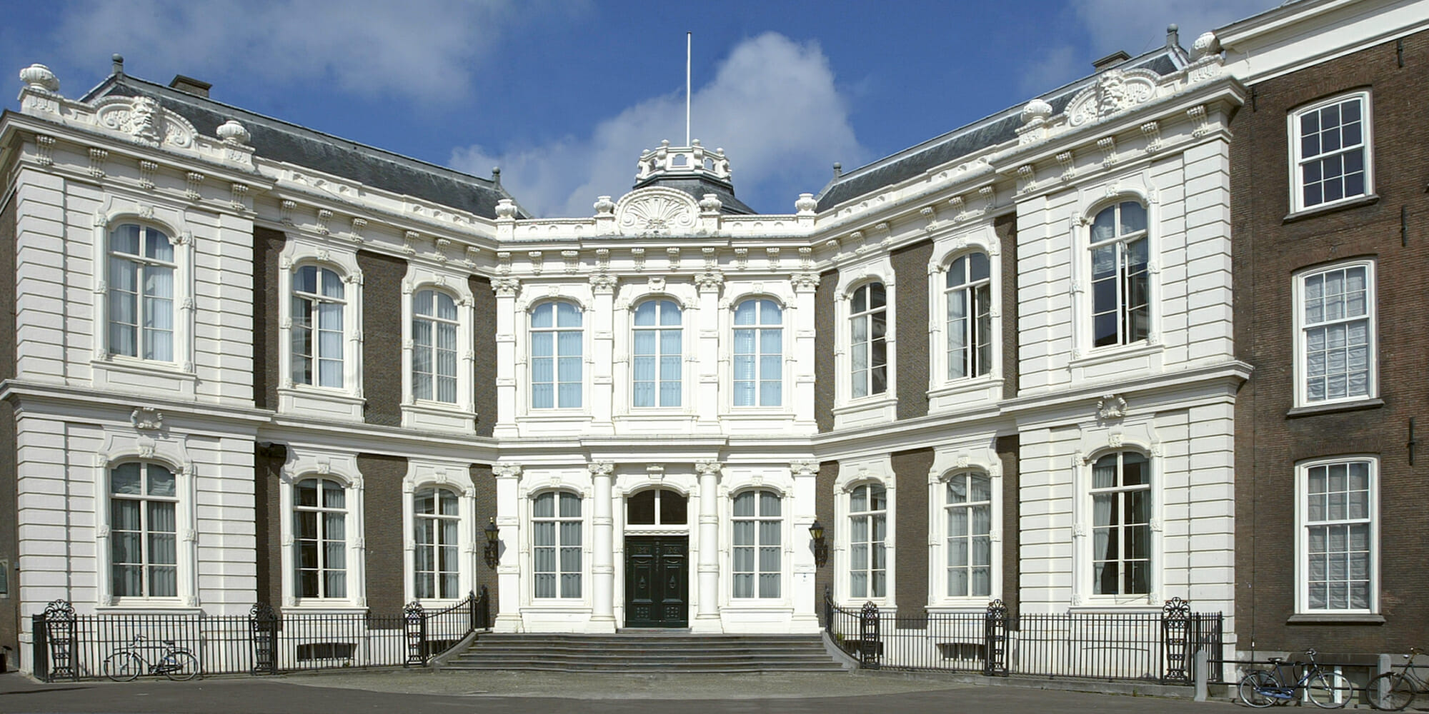 Een groot oud gebouw met veel ramen