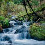 ein großer Wasserfall über einem Gewässer