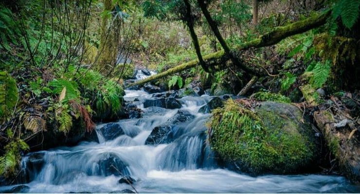 ein großer Wasserfall über einem Gewässer