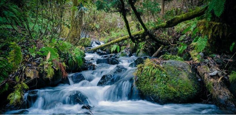 ein großer Wasserfall über einem Gewässer