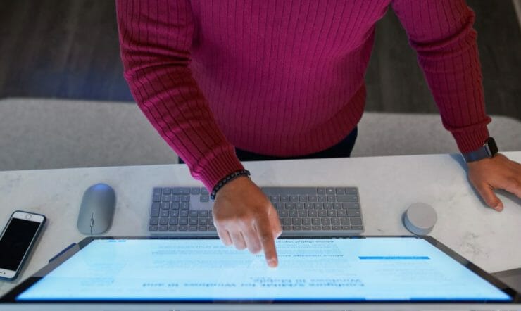 een persoon die een laptop gebruikt