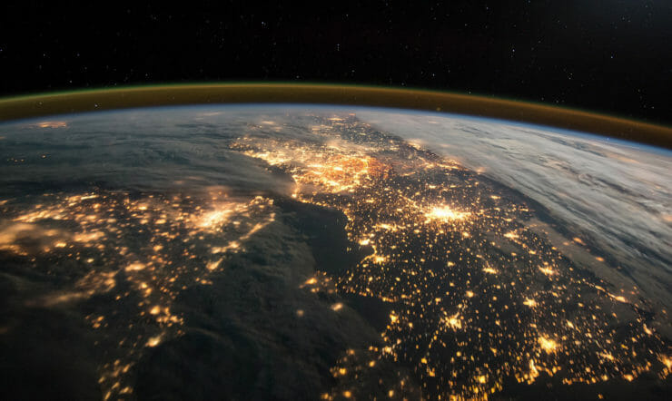 avonduitzicht op een stad