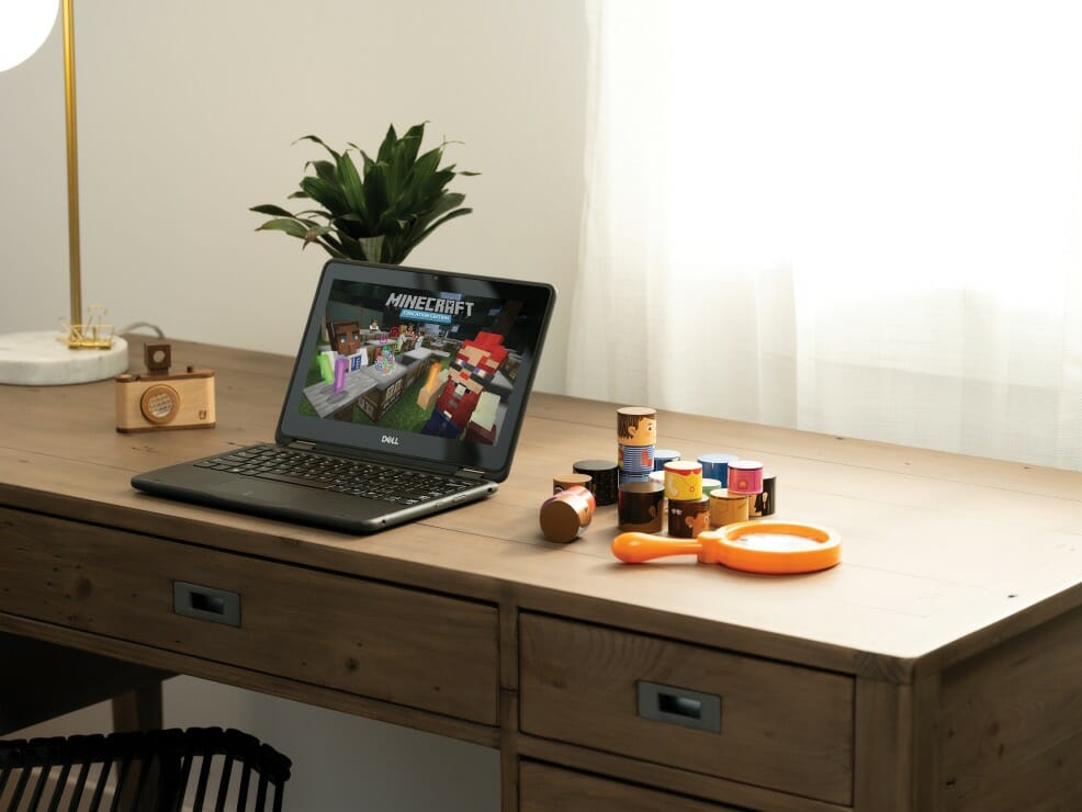et skrivebord med en computer på en køkkenbordet