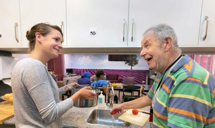 iemand die eten bereidt in een keuken