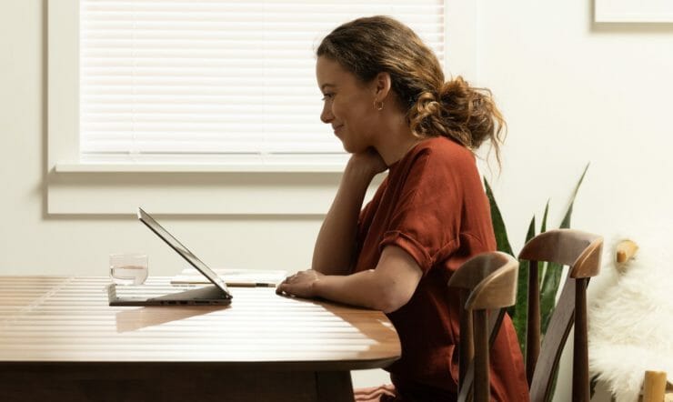 een vrouwen die thuis werkt achter een laptop