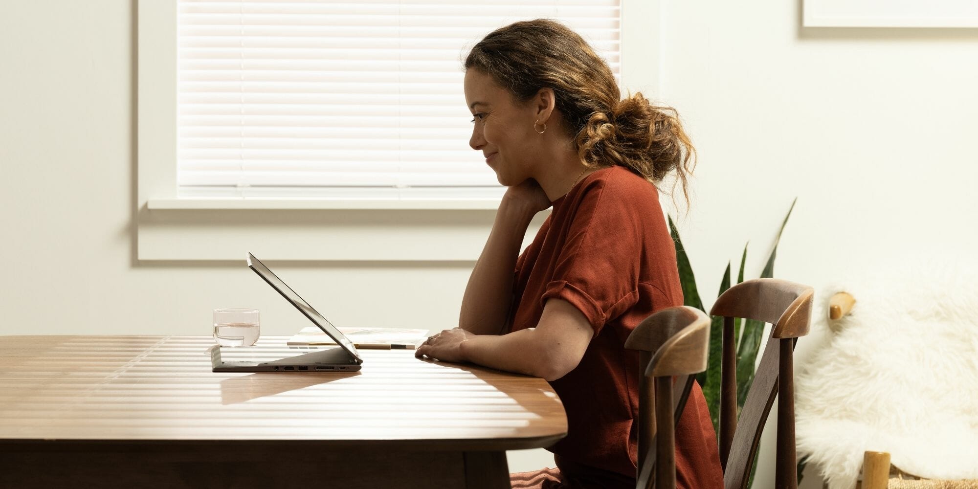 een vrouwen die thuis werkt achter een laptop