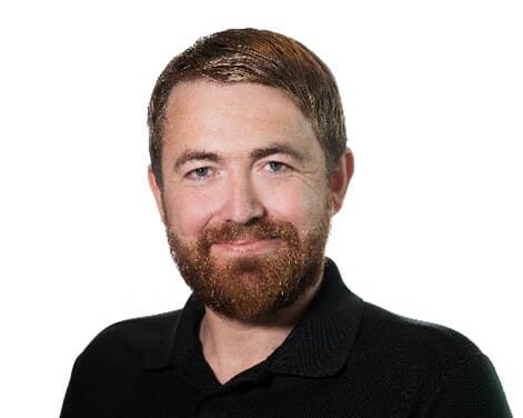 en mann poserer for kameraet