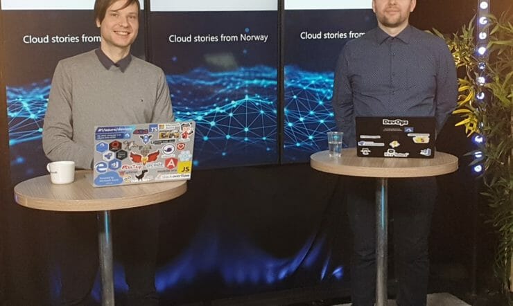 en gruppe mennesker som poserer for et bilde foran et bord