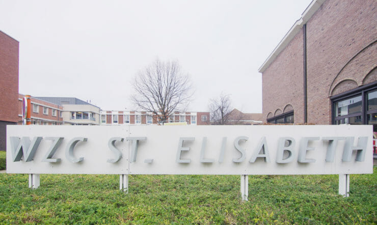 een bord aan de zijkant van een gebouw