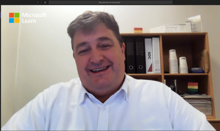 en person, der poserer for kameraet