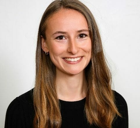 en kvinne smilende for kameraet