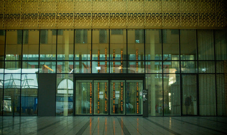 een hoog glazen gebouw