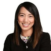 Colleen Ryan smiler for kameraet