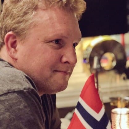 Knut Relbe-Moe iført en stripete skjorte