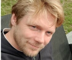 en mann som ser på kameraet