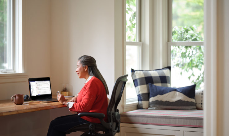 Persoon achter laptop