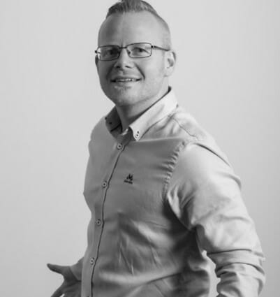 en person som poserer for kameraet