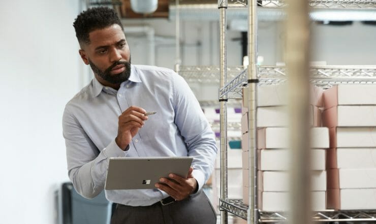 een mens met een tablet in een stockroom