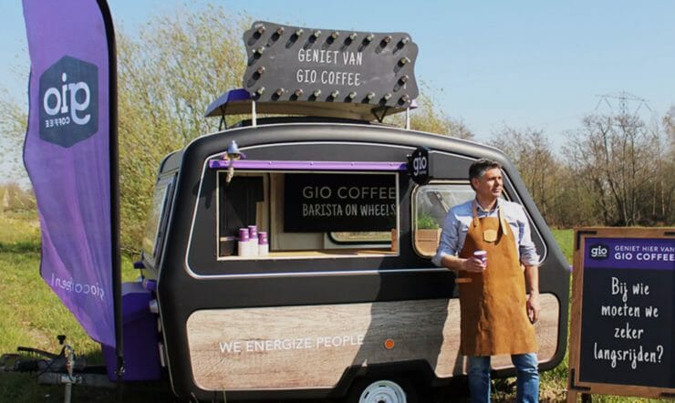 een persoon die een auto bestuurt