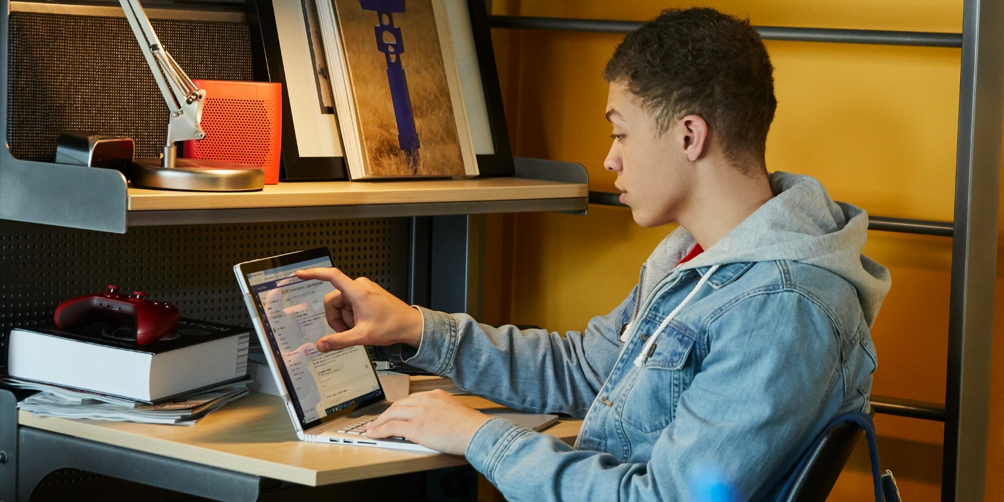 een jongen werkend met een laptop