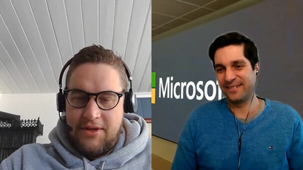 en mann iført briller og smiler på kameraet