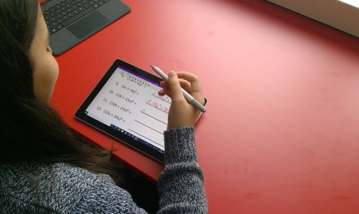 Una niña estudiando