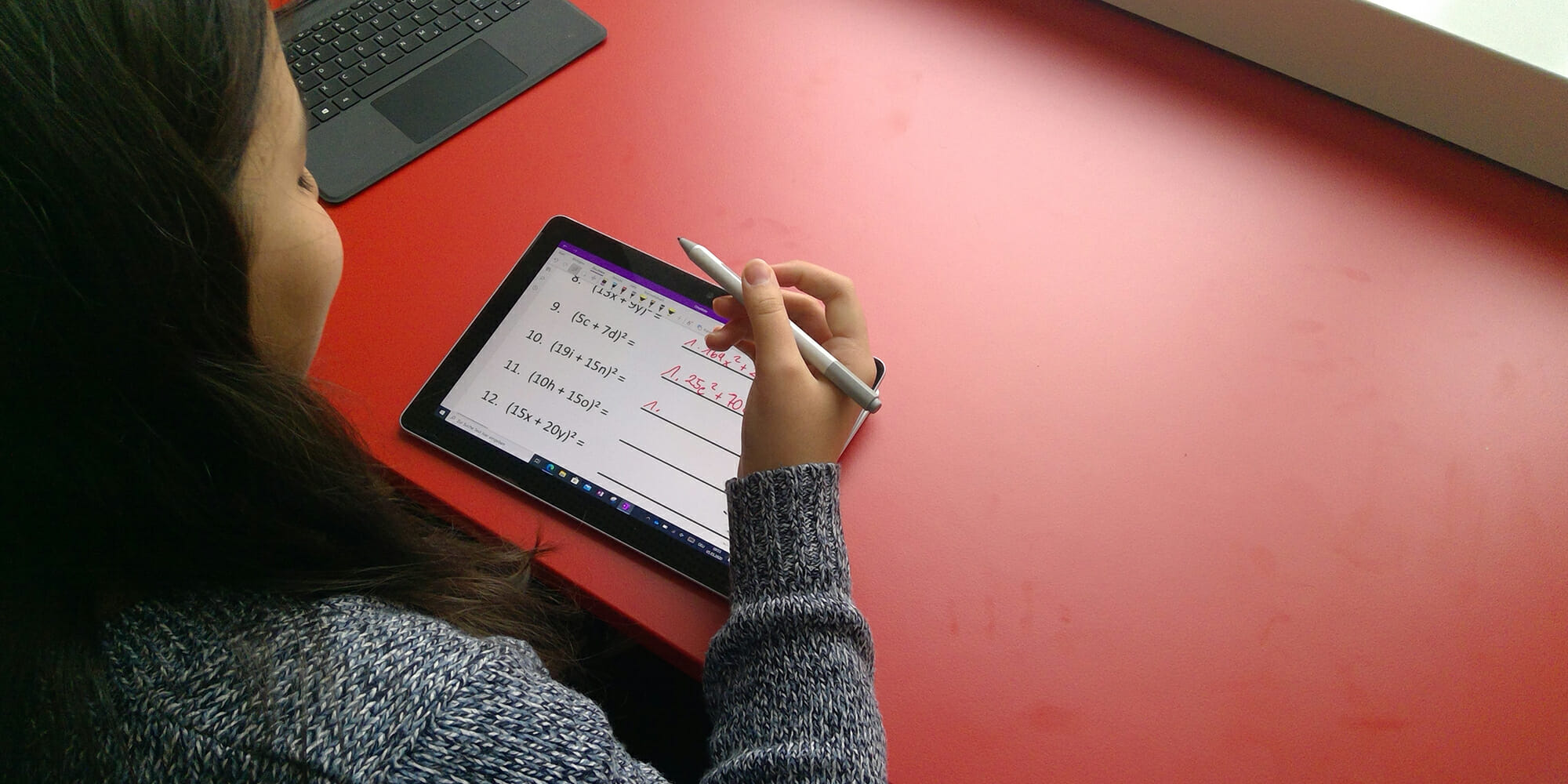 Une fille en train d’étudier